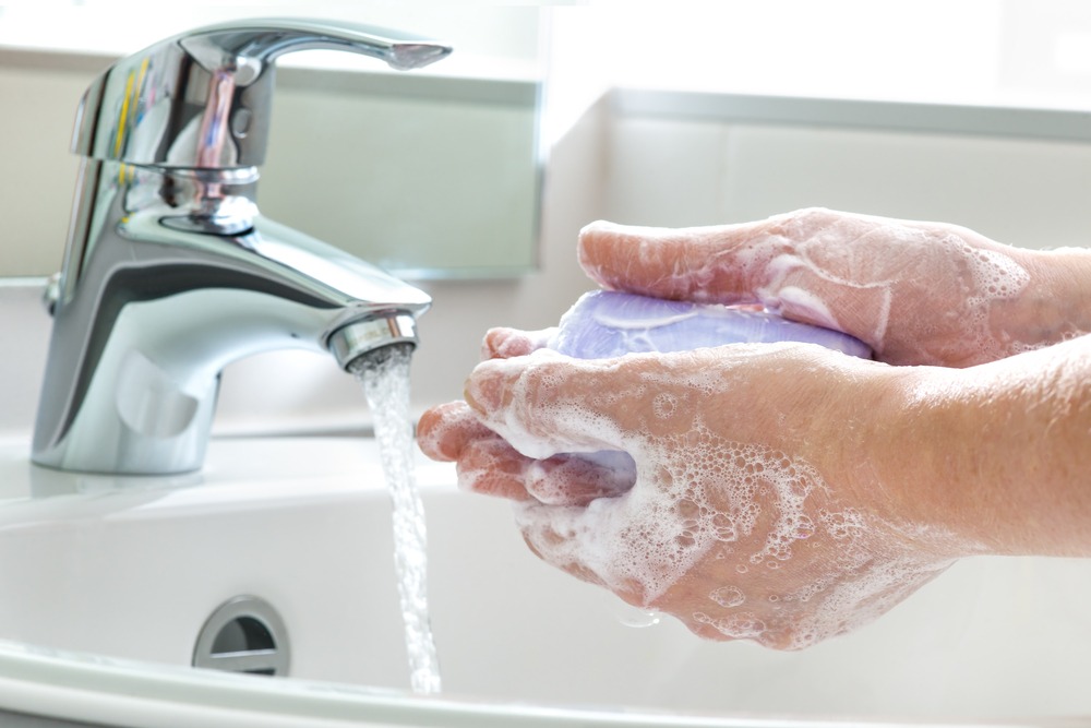 comment bien se laver les mains avec de l'eau et du savon